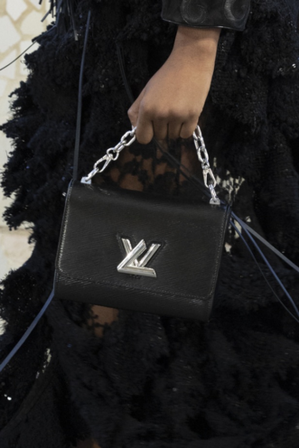 مجموعة Louis Vuitton لـCruise 2025.. تصاميم لافتة مزجت بين الماضي العريق والحداثة