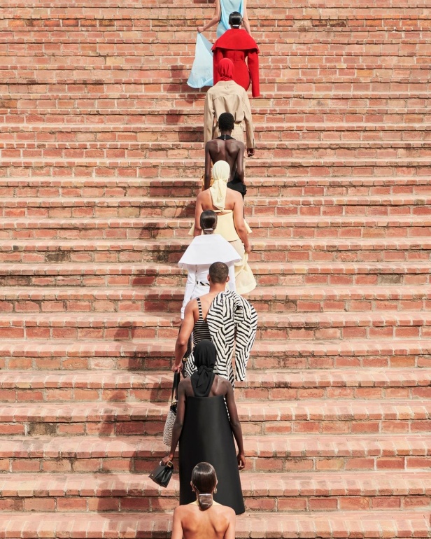 علامة Jacquemus تحتفل بـ15 عامًا من الإبداع في عالم الموضة بمجموعة خريف وشتاء 2024-2025 