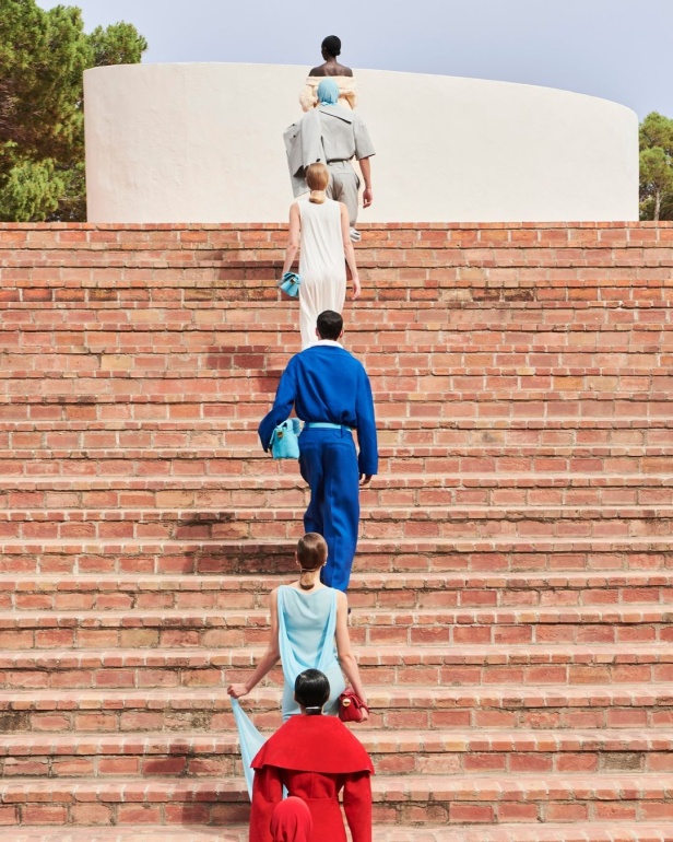 علامة Jacquemus تحتفل بـ15 عامًا من الإبداع في عالم الموضة بمجموعة خريف وشتاء 2024-2025 