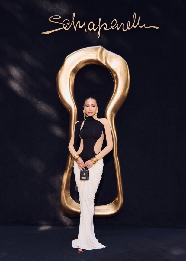 مجموعة Schiaparelli للأزياء الراقية لخريف وشتاء 2025... تكريم لموهبة "إلسا" الفريدة في التجدد