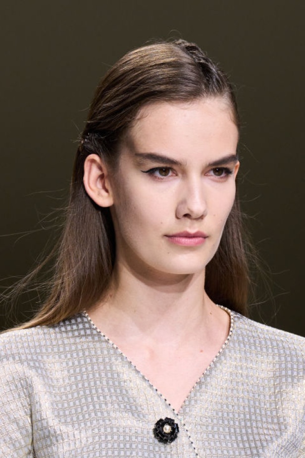 اطلالات جمالية لمجموعة Giorgio Armani Privee لخريف شتاء 2024-2025