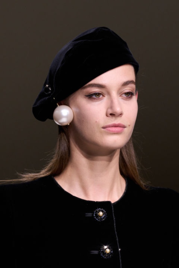 اطلالات جمالية لمجموعة Giorgio Armani Privee لخريف شتاء 2024-2025