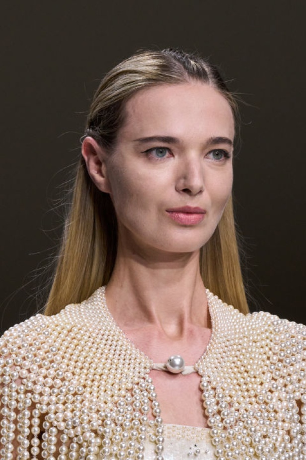 اطلالات جمالية لمجموعة Giorgio Armani Privee لخريف شتاء 2024-2025