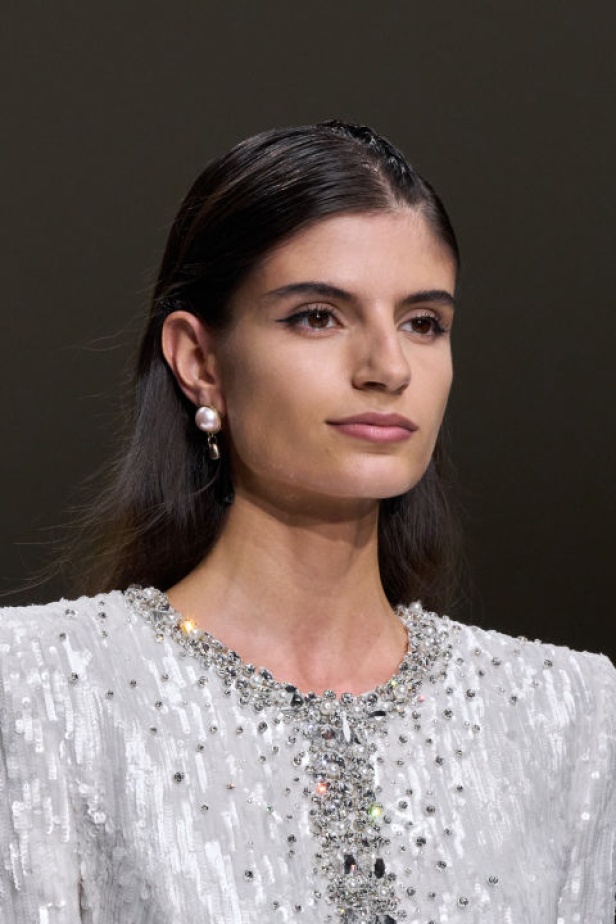 اطلالات جمالية لمجموعة Giorgio Armani Privee لخريف شتاء 2024-2025