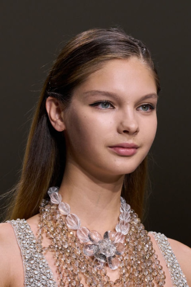 اطلالات جمالية لمجموعة Giorgio Armani Privee لخريف شتاء 2024-2025