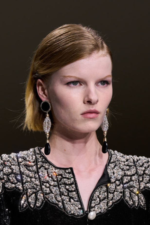 اطلالات جمالية لمجموعة Giorgio Armani Privee لخريف شتاء 2024-2025