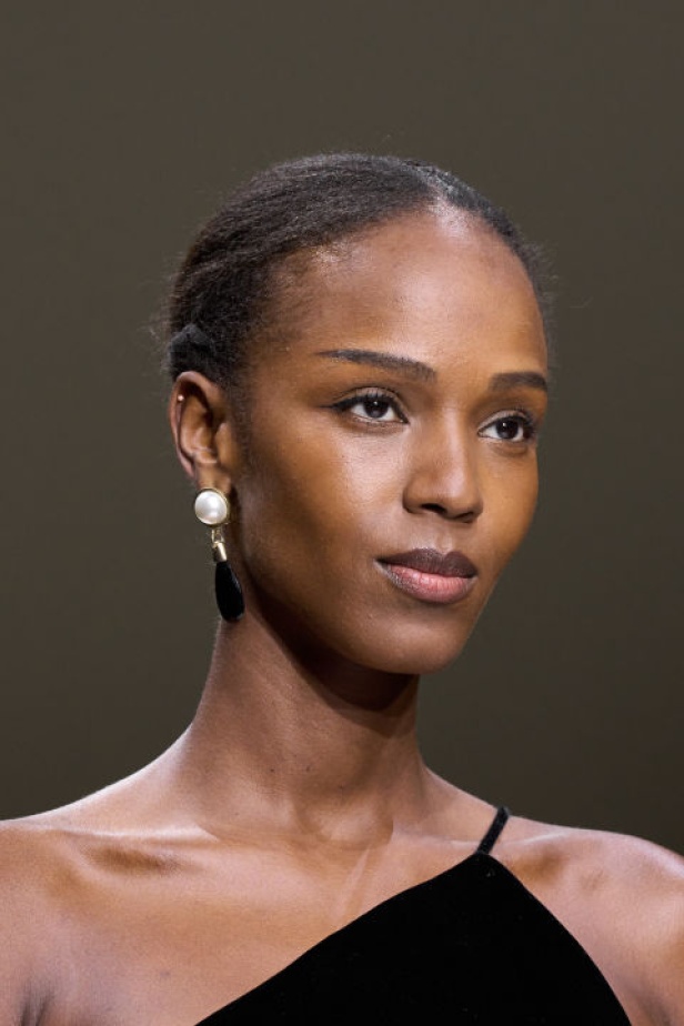 اطلالات جمالية لمجموعة Giorgio Armani Privee لخريف شتاء 2024-2025