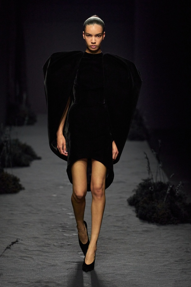 مجموعة Ashi Studio خريف و شتاء 2024 للأزياء الراقية