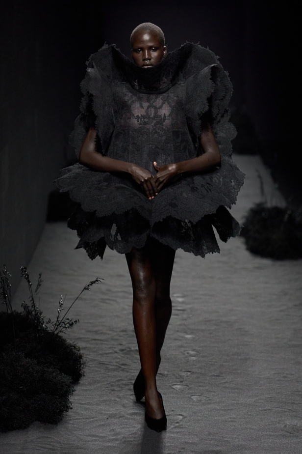 مجموعة Ashi Studio خريف و شتاء 2024 للأزياء الراقية