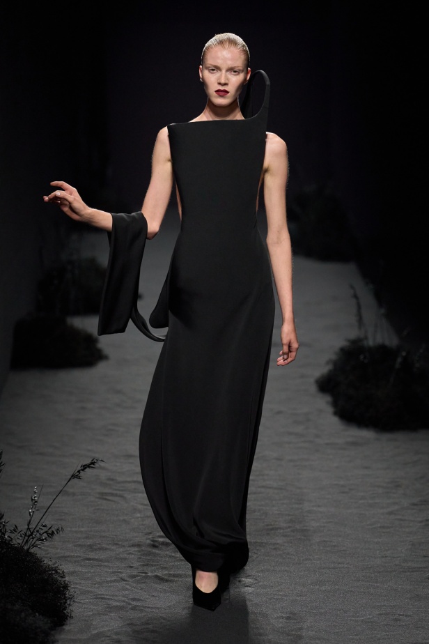 مجموعة Ashi Studio خريف و شتاء 2024 للأزياء الراقية