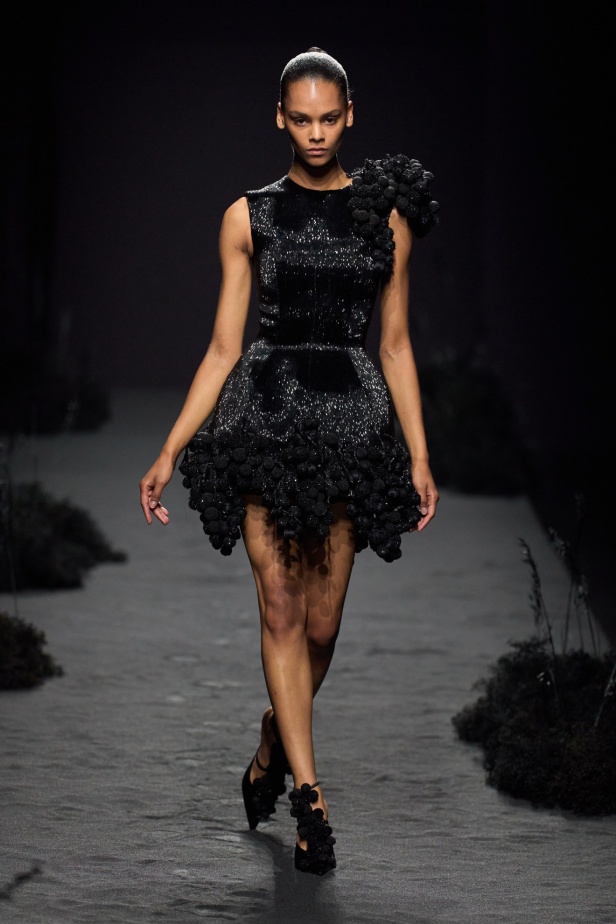 مجموعة Ashi Studio خريف و شتاء 2024 للأزياء الراقية