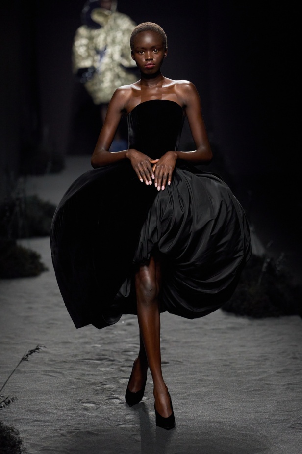 مجموعة Ashi Studio خريف و شتاء 2024 للأزياء الراقية