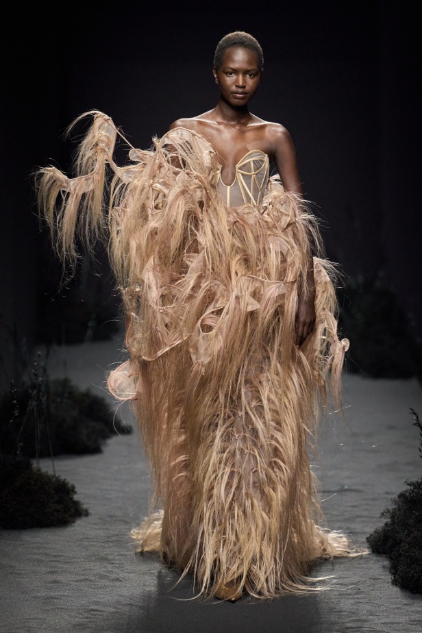 مجموعة Ashi Studio خريف و شتاء 2024 للأزياء الراقية