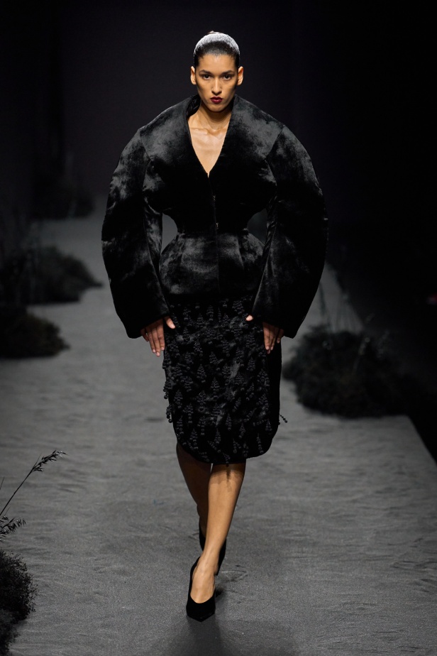 مجموعة Ashi Studio خريف و شتاء 2024 للأزياء الراقية