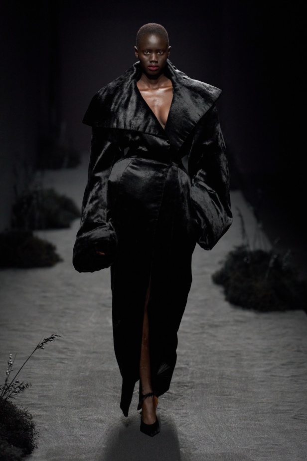 مجموعة Ashi Studio خريف و شتاء 2024 للأزياء الراقية