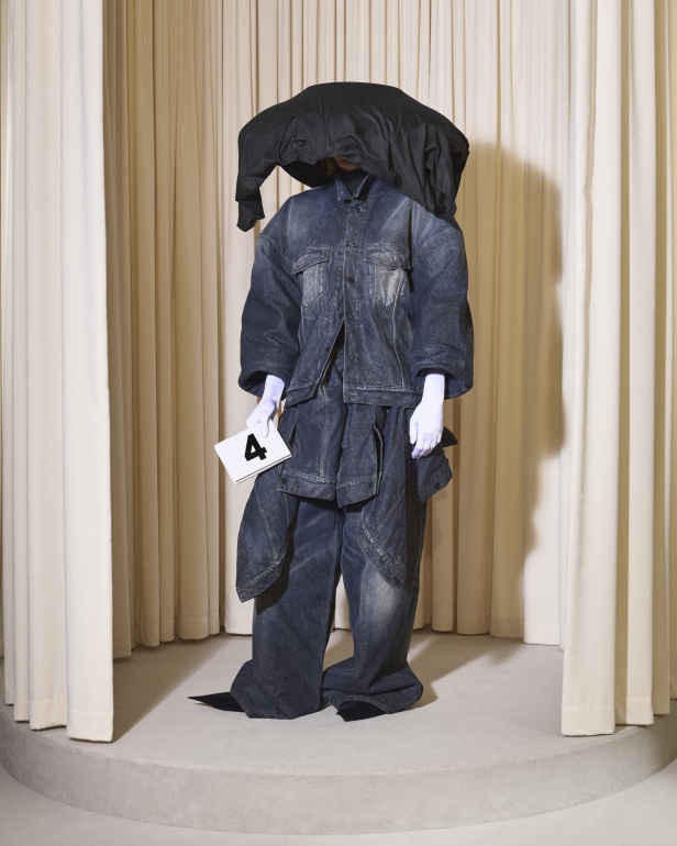 مجموعة Balenciaga  لخريف وشتاء 2025 في باريس