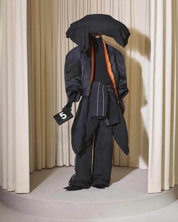 مجموعة Balenciaga  لخريف وشتاء 2025 في باريس