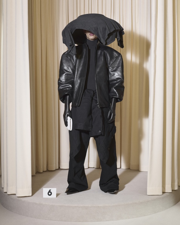 مجموعة Balenciaga  لخريف وشتاء 2025 في باريس