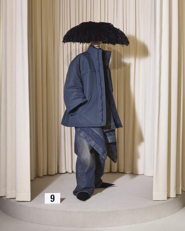 مجموعة Balenciaga  لخريف وشتاء 2025 في باريس