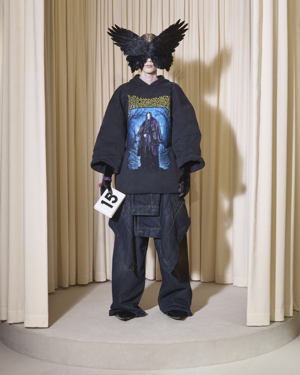 مجموعة Balenciaga  لخريف وشتاء 2025 في باريس