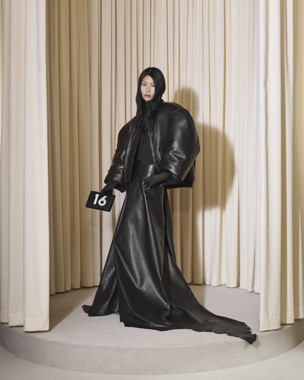 مجموعة Balenciaga  لخريف وشتاء 2025 في باريس