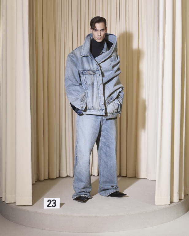 مجموعة Balenciaga  لخريف وشتاء 2025 في باريس