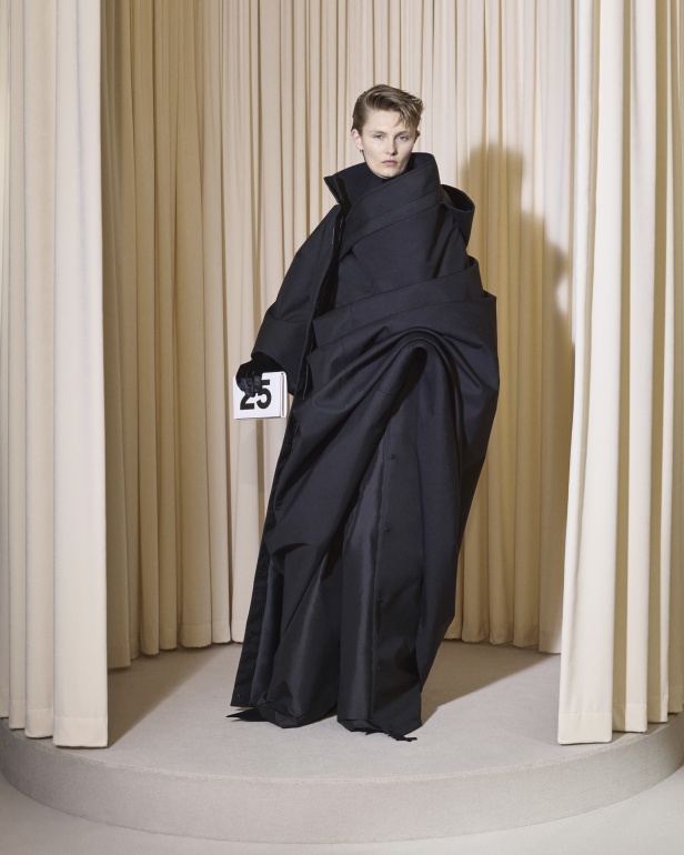 مجموعة Balenciaga  لخريف وشتاء 2025 في باريس