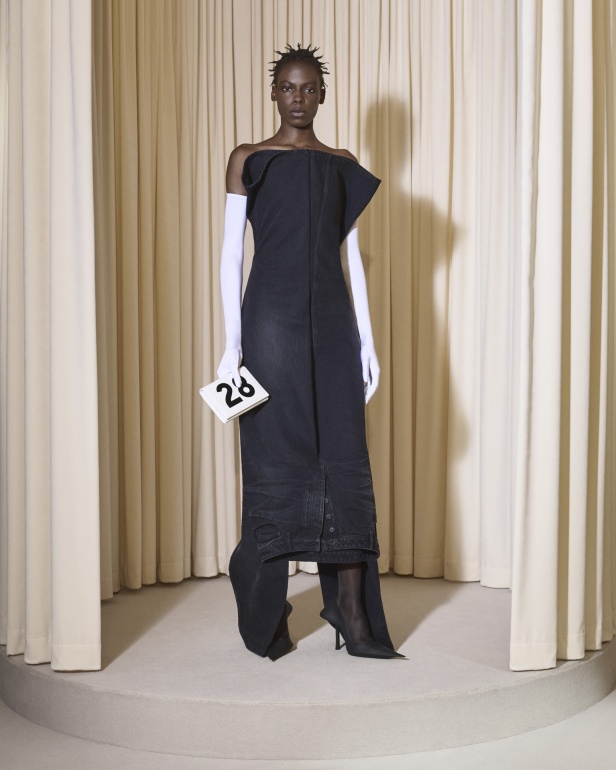 مجموعة Balenciaga  لخريف وشتاء 2025 في باريس