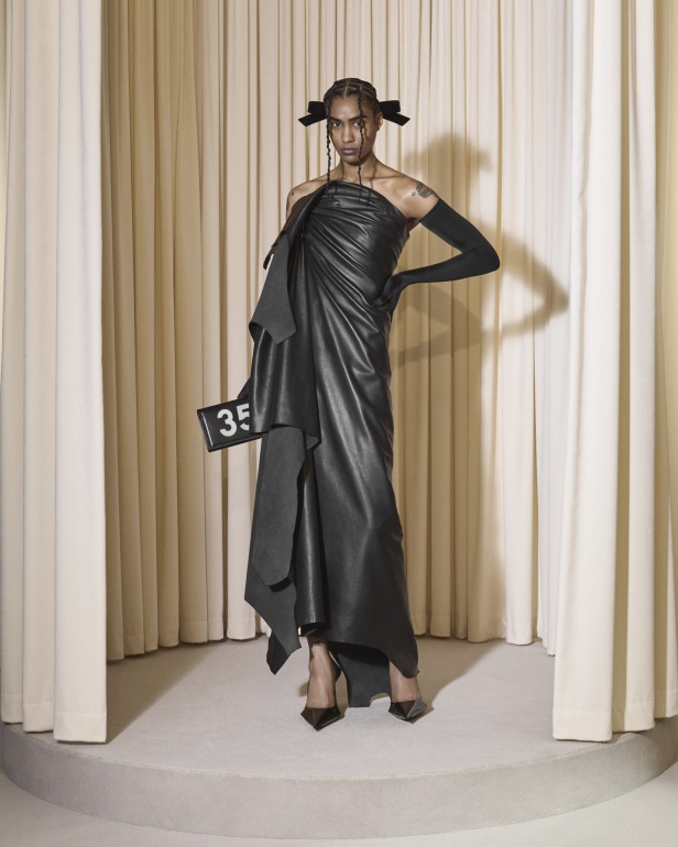 مجموعة Balenciaga  لخريف وشتاء 2025 في باريس