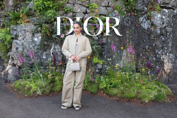 مجموعة ديور Cruise 2025 تحتفل بالروابط القوية بين الدار واسكتلندا... وماريا غراتسيا كيوري تتبّع خطوات "كريستيان ديور" حول العالم