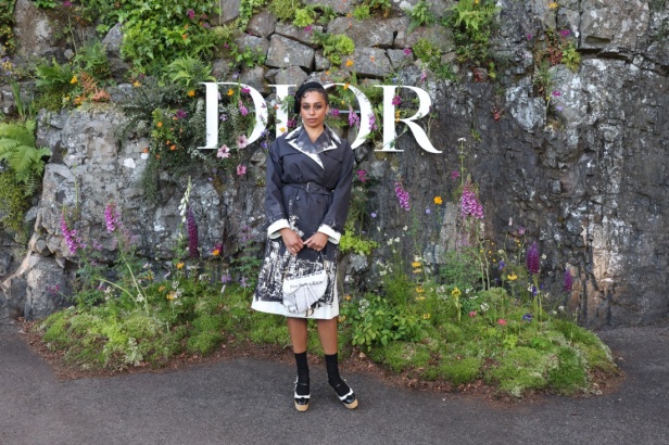 مجموعة ديور Cruise 2025 تحتفل بالروابط القوية بين الدار واسكتلندا... وماريا غراتسيا كيوري تتبّع خطوات "كريستيان ديور" حول العالم