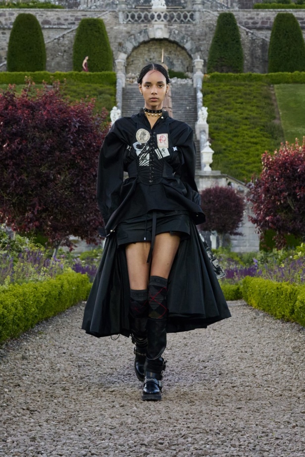 مجموعة ديور Cruise 2025 تحتفل بالروابط القوية بين الدار واسكتلندا... وماريا غراتسيا كيوري تتبّع خطوات "كريستيان ديور" حول العالم