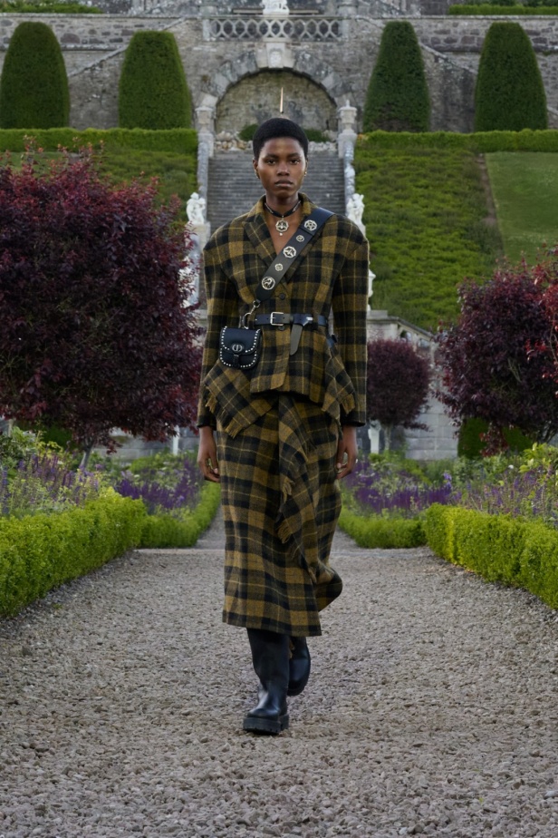 مجموعة ديور Cruise 2025 تحتفل بالروابط القوية بين الدار واسكتلندا... وماريا غراتسيا كيوري تتبّع خطوات "كريستيان ديور" حول العالم