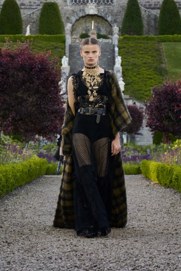 مجموعة ديور Cruise 2025 تحتفل بالروابط القوية بين الدار واسكتلندا... وماريا غراتسيا كيوري تتبّع خطوات "كريستيان ديور" حول العالم