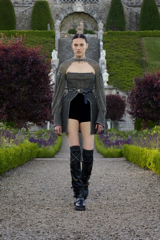 مجموعة ديور Cruise 2025 تحتفل بالروابط القوية بين الدار واسكتلندا... وماريا غراتسيا كيوري تتبّع خطوات "كريستيان ديور" حول العالم