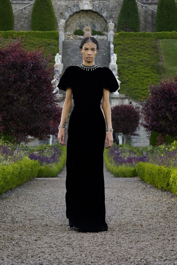 مجموعة ديور Cruise 2025 تحتفل بالروابط القوية بين الدار واسكتلندا... وماريا غراتسيا كيوري تتبّع خطوات "كريستيان ديور" حول العالم