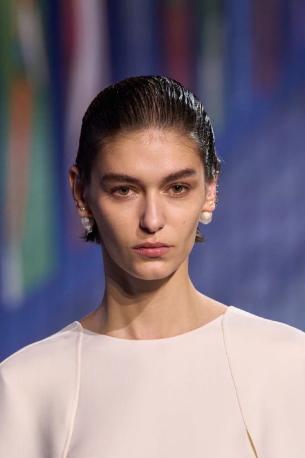 اطلالات جمالية لمجموعة Christian Dior لموسم خريف وشتاء 2025