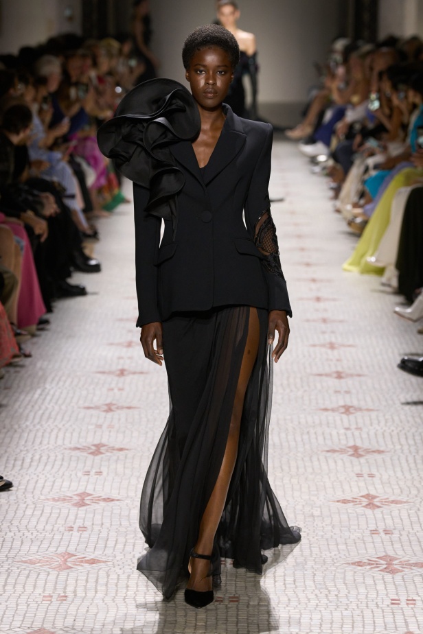 مجموعة إيلي صعب تأخذنا في رحلة عبر حديقة خيالية تتشابك فيها القوّة مع الرومانسية