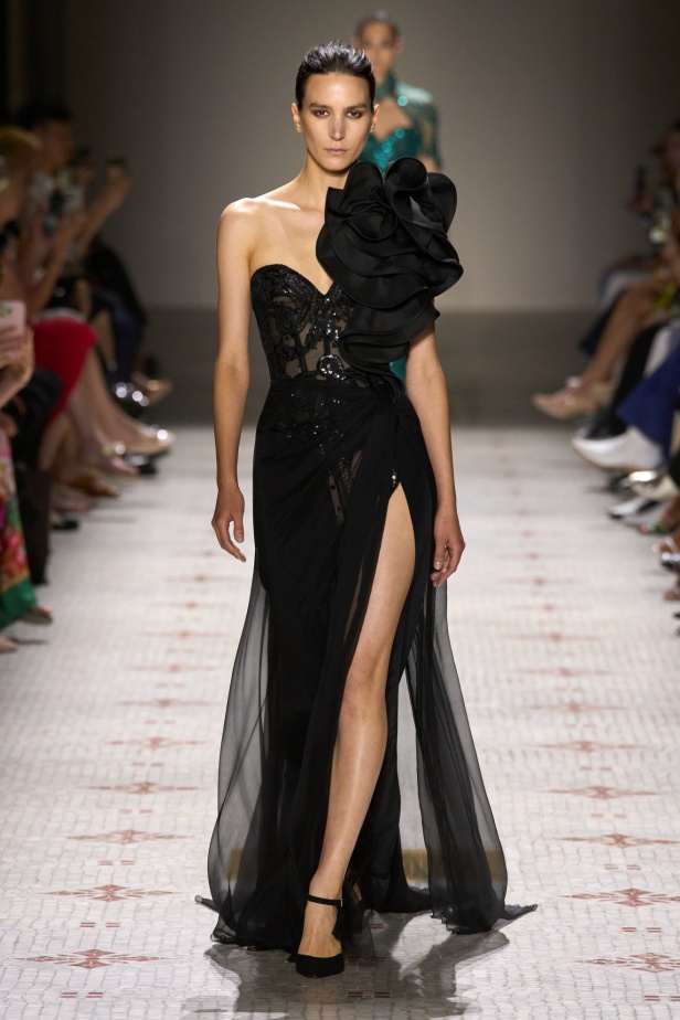 مجموعة إيلي صعب تأخذنا في رحلة عبر حديقة خيالية تتشابك فيها القوّة مع الرومانسية