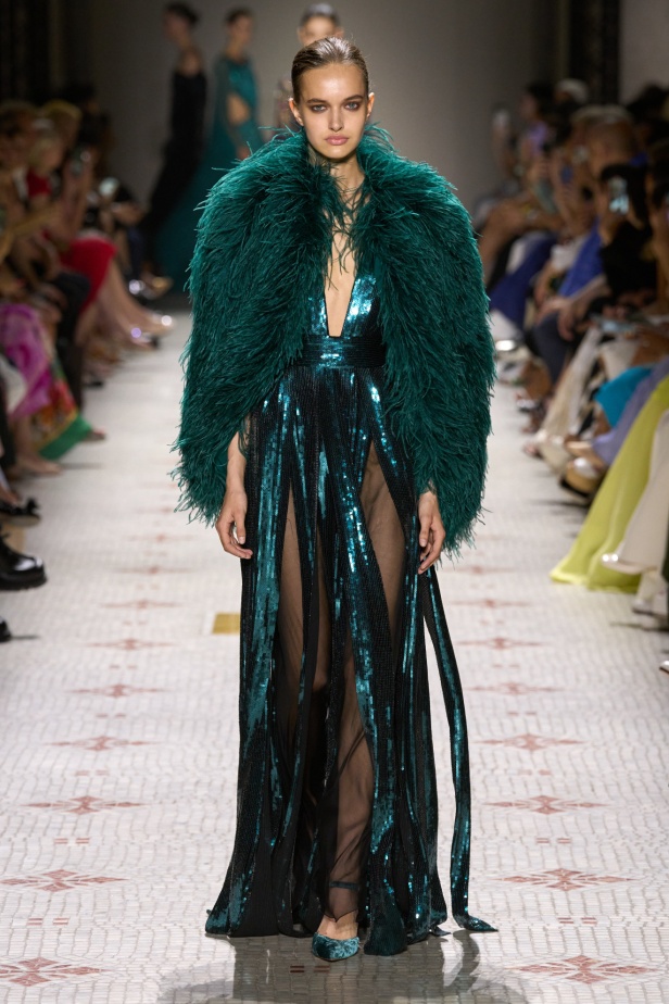 مجموعة إيلي صعب تأخذنا في رحلة عبر حديقة خيالية تتشابك فيها القوّة مع الرومانسية