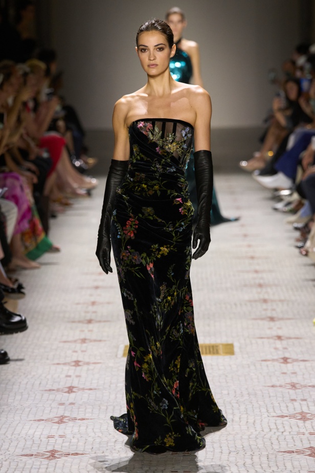 مجموعة إيلي صعب تأخذنا في رحلة عبر حديقة خيالية تتشابك فيها القوّة مع الرومانسية