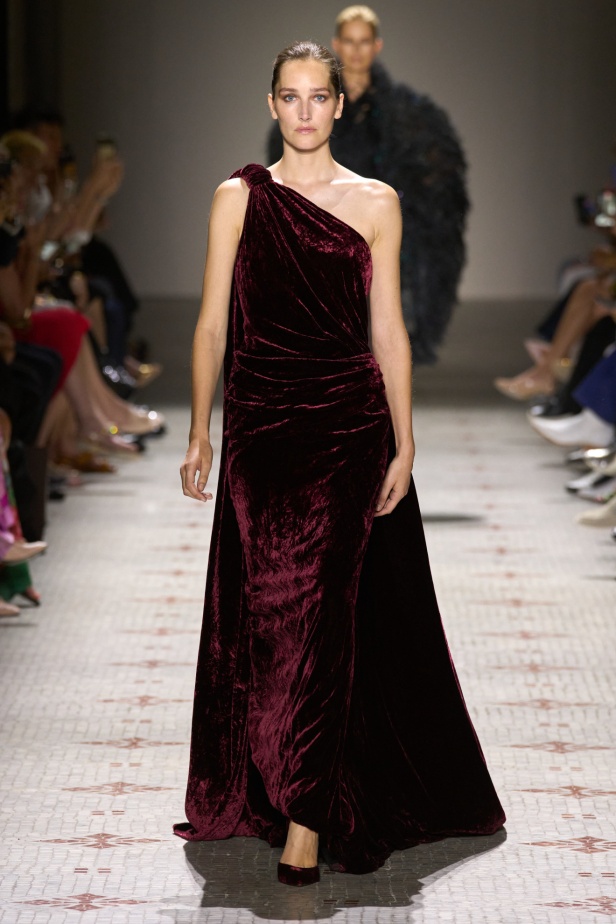 مجموعة إيلي صعب تأخذنا في رحلة عبر حديقة خيالية تتشابك فيها القوّة مع الرومانسية