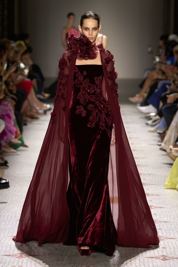 مجموعة إيلي صعب تأخذنا في رحلة عبر حديقة خيالية تتشابك فيها القوّة مع الرومانسية