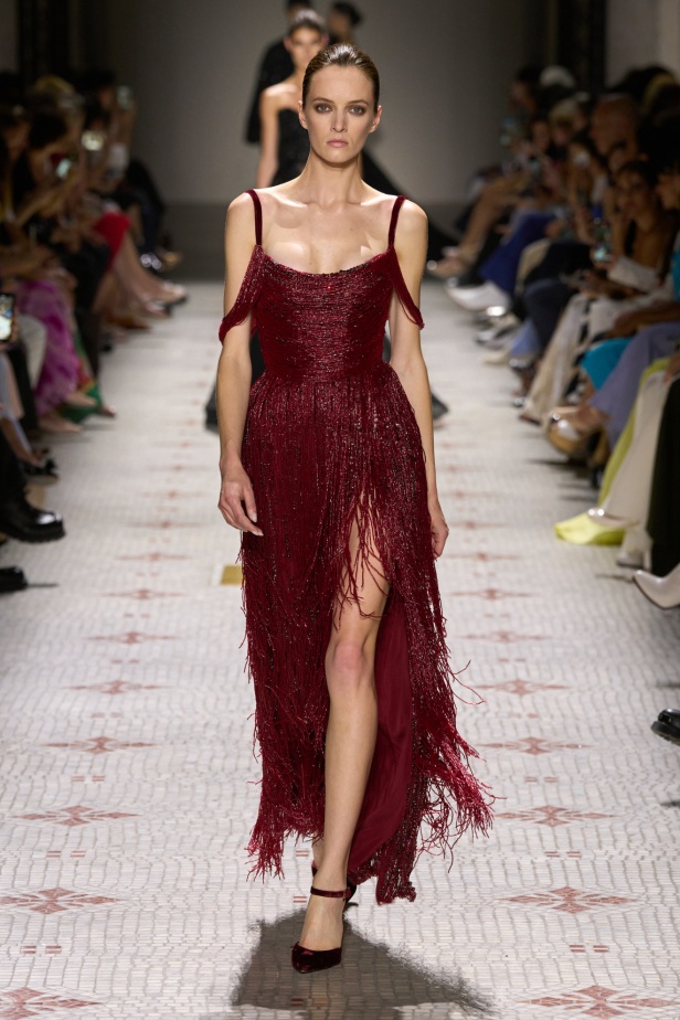 مجموعة إيلي صعب تأخذنا في رحلة عبر حديقة خيالية تتشابك فيها القوّة مع الرومانسية