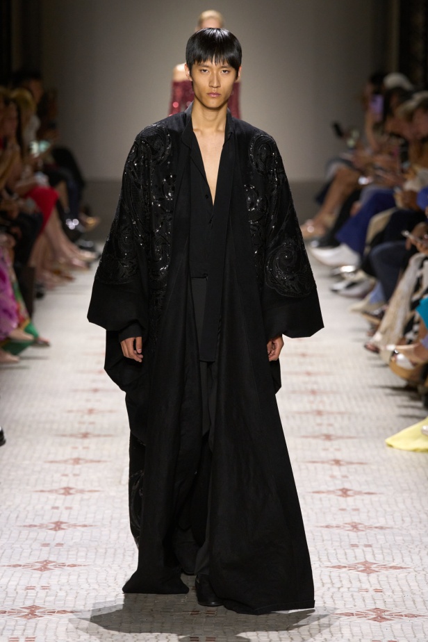 مجموعة إيلي صعب تأخذنا في رحلة عبر حديقة خيالية تتشابك فيها القوّة مع الرومانسية