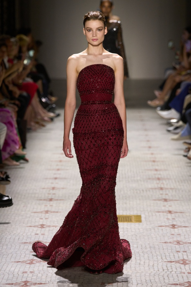 مجموعة إيلي صعب تأخذنا في رحلة عبر حديقة خيالية تتشابك فيها القوّة مع الرومانسية