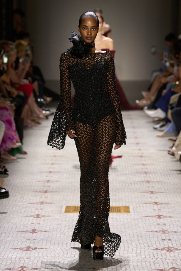 مجموعة إيلي صعب تأخذنا في رحلة عبر حديقة خيالية تتشابك فيها القوّة مع الرومانسية