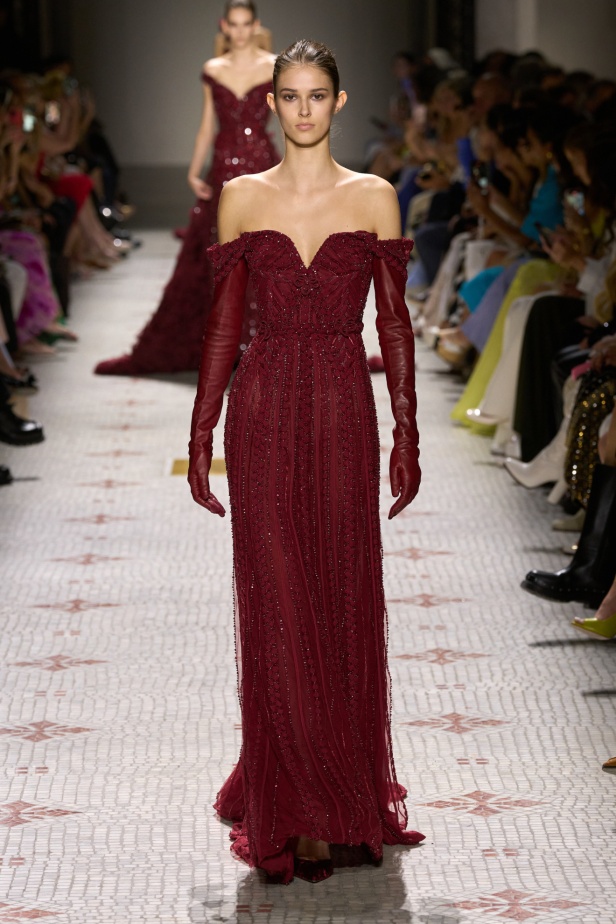 مجموعة إيلي صعب تأخذنا في رحلة عبر حديقة خيالية تتشابك فيها القوّة مع الرومانسية