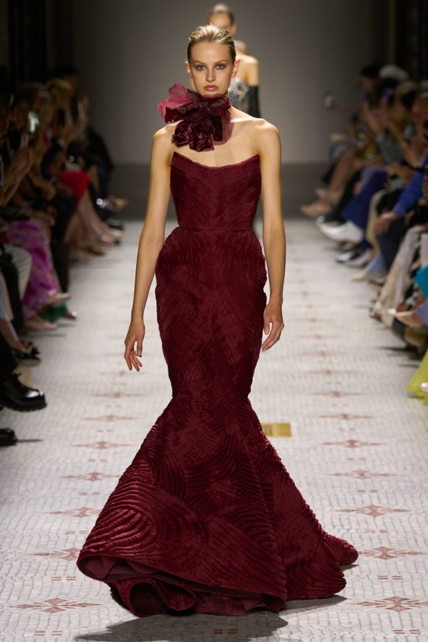 مجموعة إيلي صعب تأخذنا في رحلة عبر حديقة خيالية تتشابك فيها القوّة مع الرومانسية