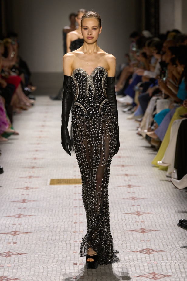 مجموعة إيلي صعب تأخذنا في رحلة عبر حديقة خيالية تتشابك فيها القوّة مع الرومانسية